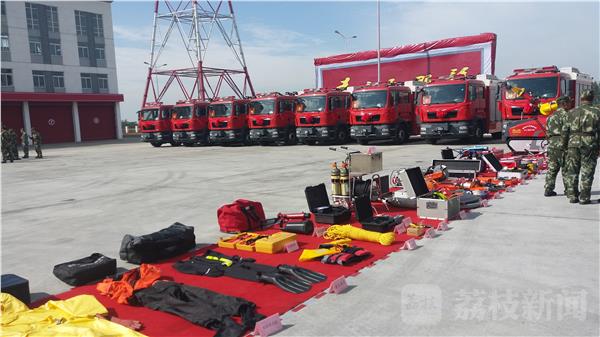 25輛高性能新型消防車輛交付揚(yáng)州消防(圖3) 25輛高性能新型消防車輛交付揚(yáng)州消防(圖3)
