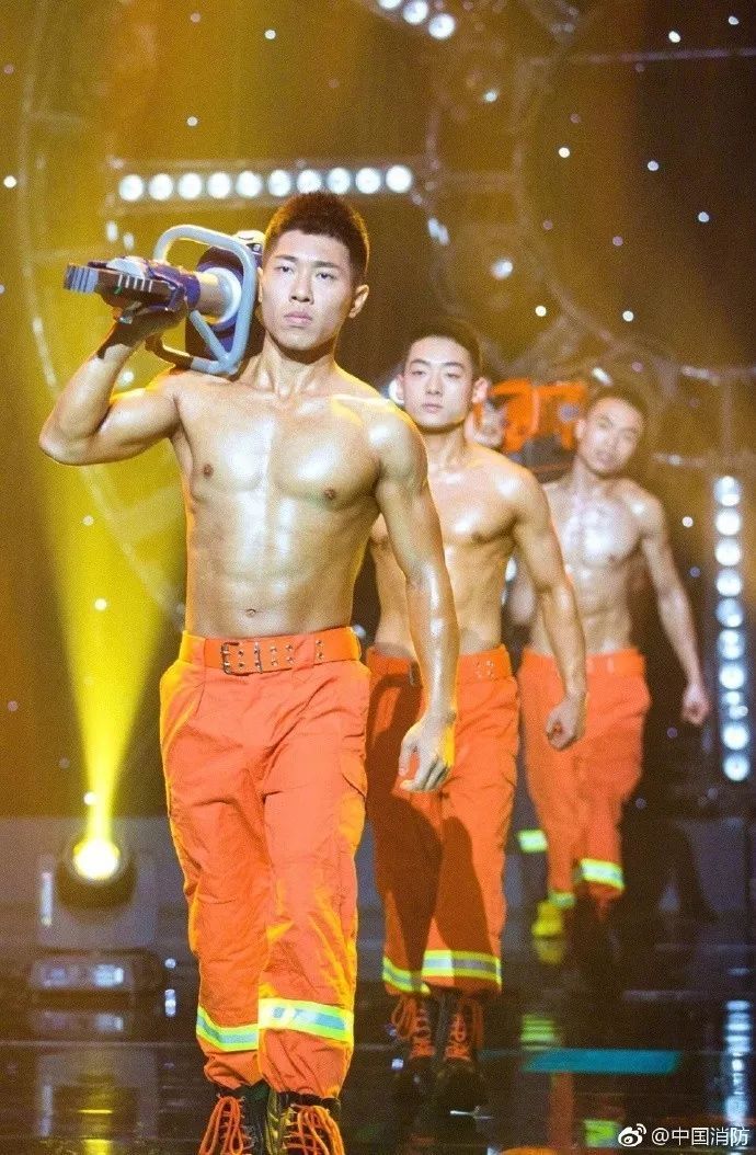 浴火重生的逆行者，肌肉越大責(zé)任越大，這才是真漢子——中國消防員(圖3)