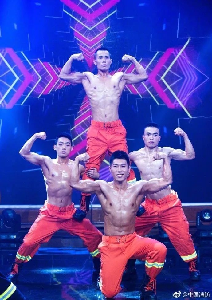 浴火重生的逆行者，肌肉越大責(zé)任越大，這才是真漢子——中國消防員(圖9)