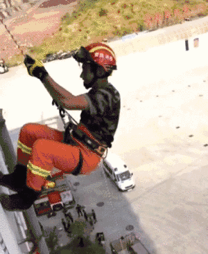 浴火重生的逆行者，肌肉越大責(zé)任越大，這才是真漢子——中國消防員(圖14)