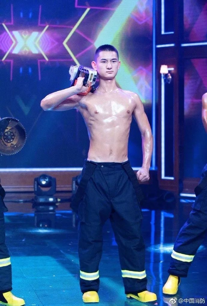 浴火重生的逆行者，肌肉越大責(zé)任越大，這才是真漢子——中國消防員(圖6)