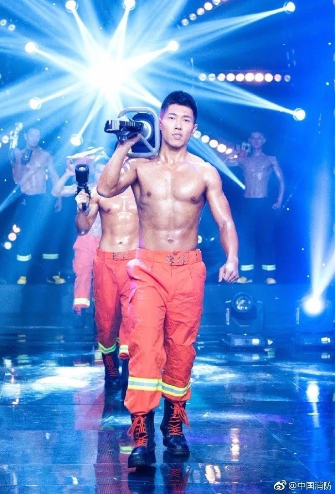 浴火重生的逆行者，肌肉越大責任越大，這才是真漢子——中國消防員