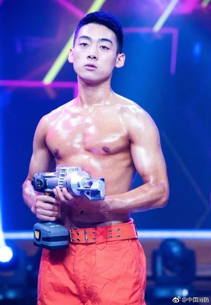 浴火重生的逆行者，肌肉越大責(zé)任越大，這才是真漢子——中國消防員(圖4)