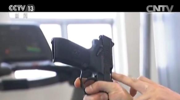 黑豹突擊隊(duì)救人畫(huà)面曝光：手指插入拋彈口阻嫌犯開(kāi)槍(圖4)