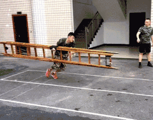 浴火重生的逆行者，肌肉越大責(zé)任越大，這才是真漢子——中國消防員(圖13)