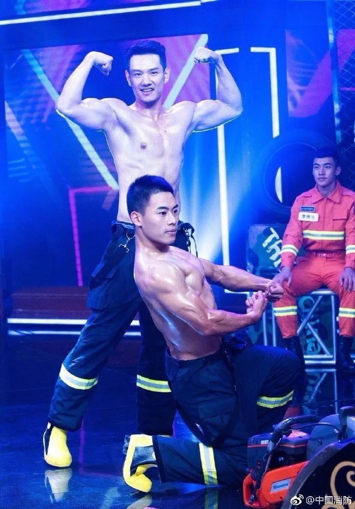 浴火重生的逆行者，肌肉越大責(zé)任越大，這才是真漢子——中國消防員(圖8)