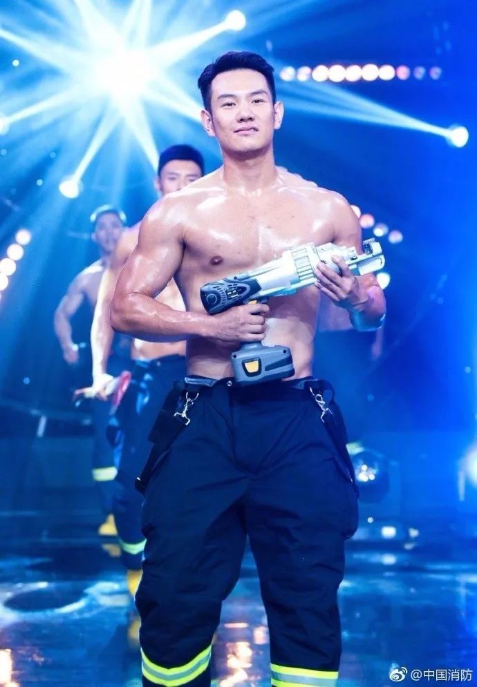 浴火重生的逆行者，肌肉越大責(zé)任越大，這才是真漢子——中國消防員(圖2)