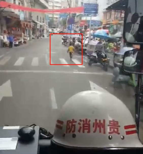 這條街最靚的仔！男孩為消防帶路上熱搜引網(wǎng)友怒贊：少年強(qiáng)則國(guó)強(qiáng)(圖2)