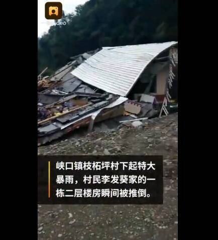 湖北村民50萬建的新房被洪水沖倒，一家人居無定所(圖2)