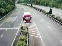 話嘮遭人煩！男女坐車(chē)旅游因話太多，被司機(jī)丟在了高速上 (圖2)