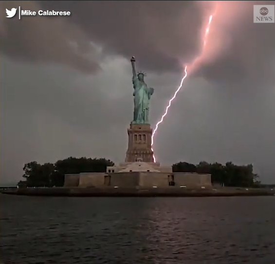 罕見一幕！自由女神被閃電擊中