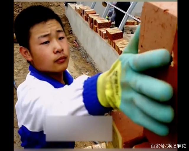 正能量！搬磚男孩工地上收到通知書(shū)，如今畢業(yè)成為一名軍官！