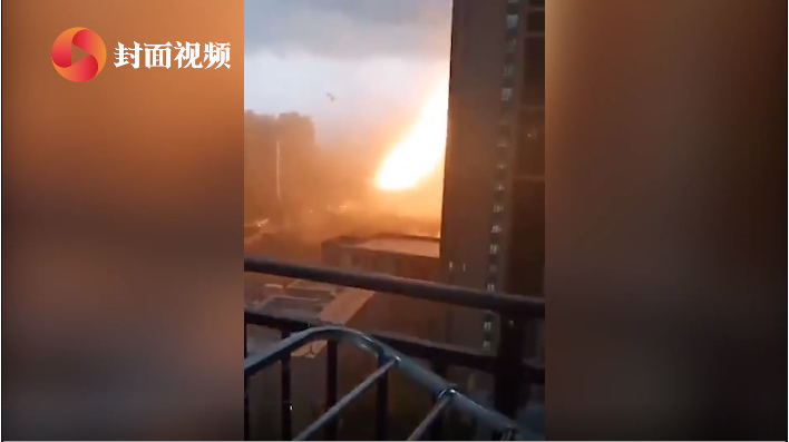 沈陽暴雨天降火龍劈向高樓，網(wǎng)友熱議：一路火花帶閃電，是誰拿菜刀砍電線？(圖2)