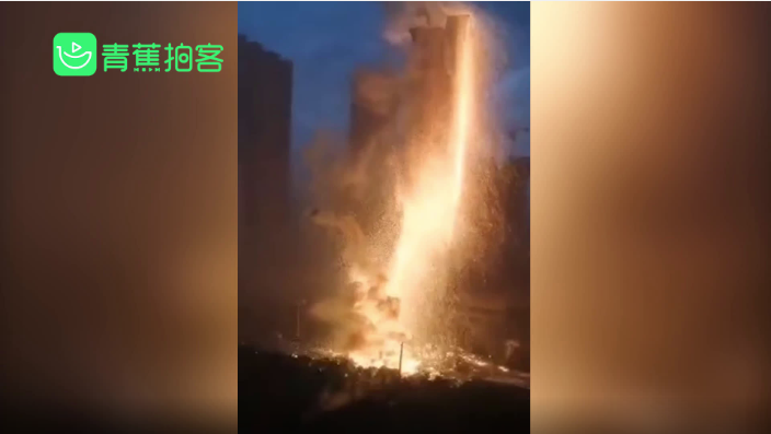 沈陽(yáng)暴雨天降火龍劈向高樓，網(wǎng)友熱議：一路火花帶閃電，是誰(shuí)拿菜刀砍電線？