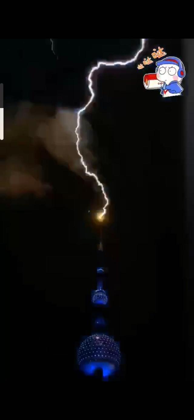 網(wǎng)友：誰在渡劫？上海東方明珠被閃電擊中？已裝備環(huán)形避雷針，并未“親吻”到 (圖2)