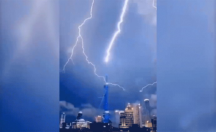網(wǎng)友：誰在渡劫？上海東方明珠被閃電擊中？已裝備環(huán)形避雷針，并未“親吻”到 