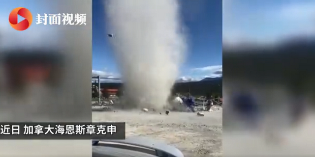 加拿大龍卷風精準襲擊水果攤，卷走水果和現(xiàn)金后消散，攤主很無奈