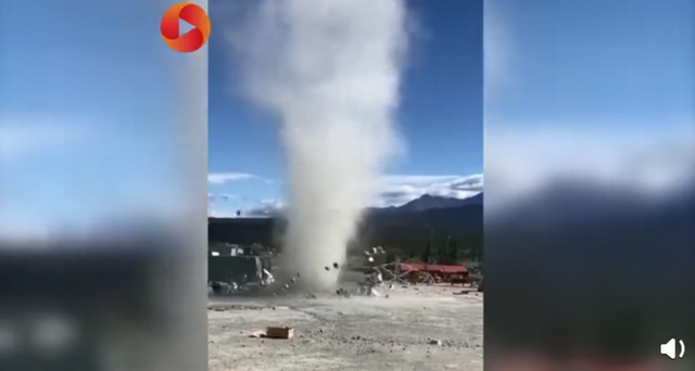 加拿大龍卷風精準襲擊水果攤，卷走水果和現(xiàn)金后消散，攤主很無奈(圖3)