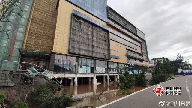 現(xiàn)場驚心！宜賓突發(fā)路面塌陷，21輛汽車墜坑，官方最新通報…(圖7)