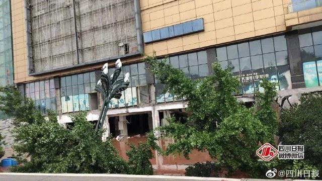 現(xiàn)場驚心！宜賓突發(fā)路面塌陷，21輛汽車墜坑，官方最新通報…(圖5)