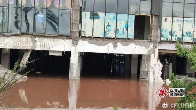 現(xiàn)場驚心！宜賓突發(fā)路面塌陷，21輛汽車墜坑，官方最新通報…(圖6)