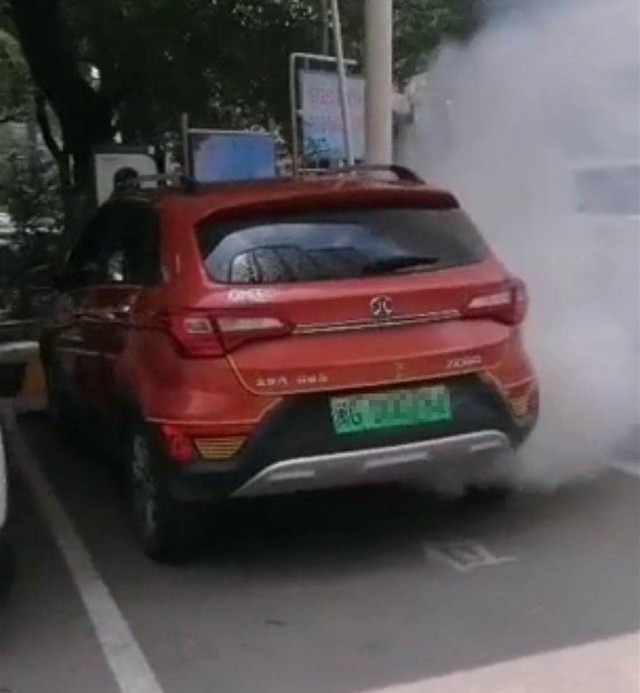 北汽新能源汽車冒煙遇水又爆炸 電動車起火該怎么做？(圖1)