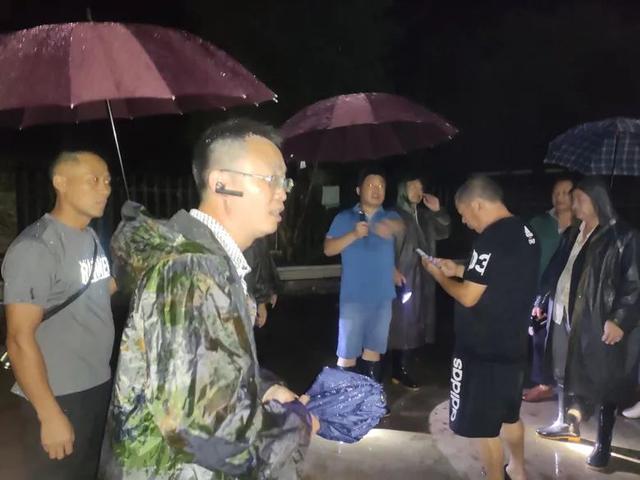 女子發(fā)現(xiàn)客廳1厘米裂縫救下21戶村民，6座民房被夷為平地(圖2)