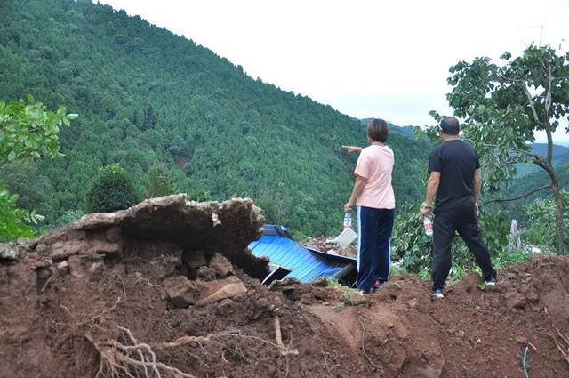 女子發(fā)現(xiàn)客廳1厘米裂縫救下21戶村民，6座民房被夷為平地(圖6)