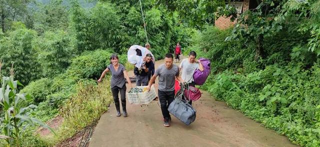 女子發(fā)現(xiàn)客廳1厘米裂縫救下21戶村民，6座民房被夷為平地(圖5)