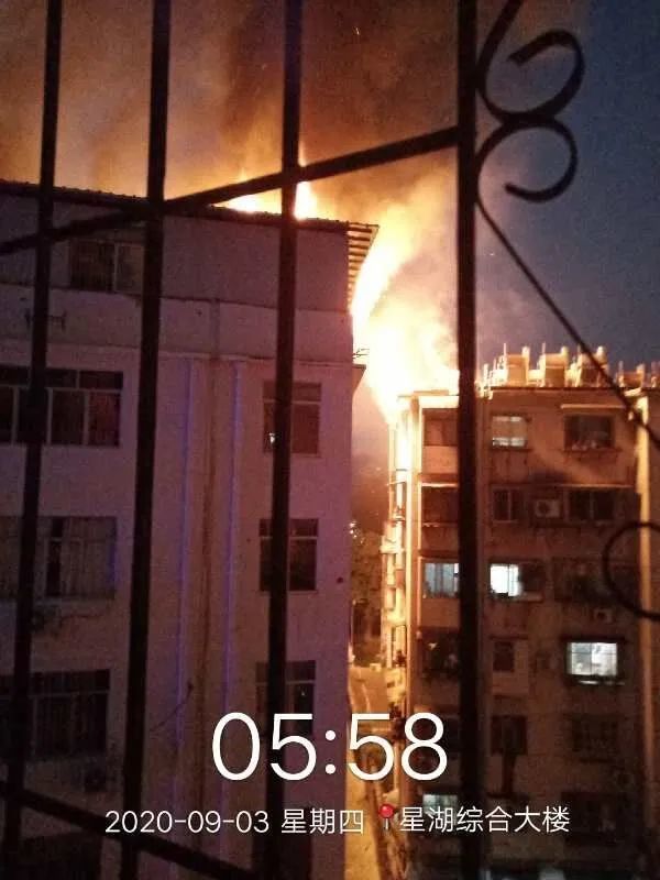 南寧一小區(qū)樓頂燒成火海現(xiàn)場(chǎng)圖曝光 廣西南寧小區(qū)頂樓倉(cāng)庫(kù)火災(zāi)原因 明火伴有濃濃黑煙