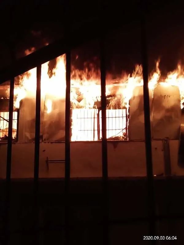 南寧一小區(qū)樓頂燒成火海現(xiàn)場(chǎng)圖曝光 廣西南寧小區(qū)頂樓倉(cāng)庫(kù)火災(zāi)原因 明火伴有濃濃黑煙現(xiàn)已被撲滅(圖2)