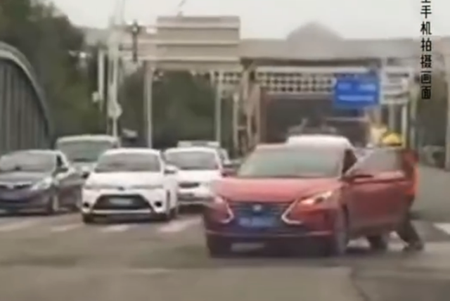 外賣小哥16秒停住失控汽車：不是什么大事，也沒耽誤送餐時(shí)間