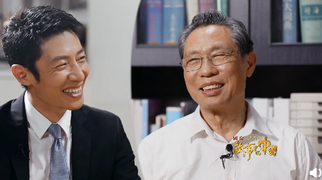 可愛(ài)！鐘南山被催睡覺(jué)和妻子討價(jià)還價(jià)：鐘快了，再玩5分鐘(圖4)