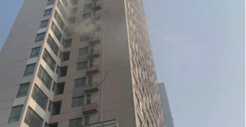 6歲兒童在家烤地瓜引發(fā)火災(zāi)，房子遭殃了……(圖1)