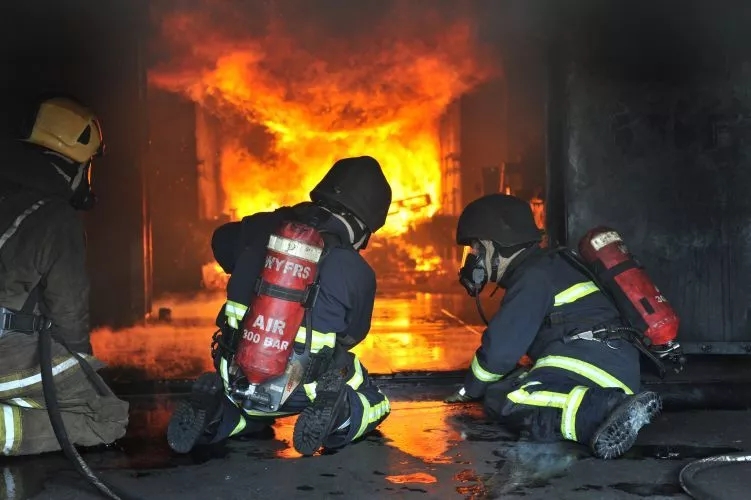 消防裝備：消防員戰(zhàn)斗服是干的還是濕的好？有怎么區(qū)別？(圖3)