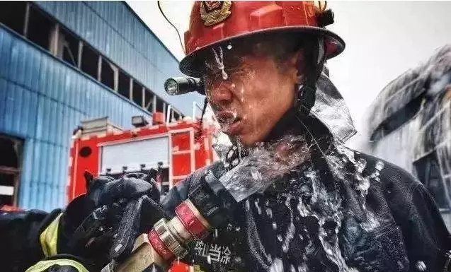 消防裝備：消防員戰(zhàn)斗服是干的還是濕的好？有怎么區(qū)別？(圖2)