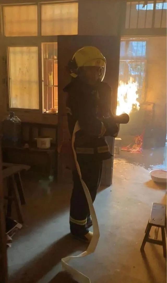 煤氣罐著火，竟拿被子捂？險(xiǎn)釀大禍！(圖1)