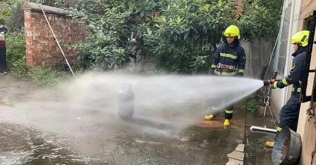 煤氣罐著火，竟拿被子捂？險(xiǎn)釀大禍！(圖2)